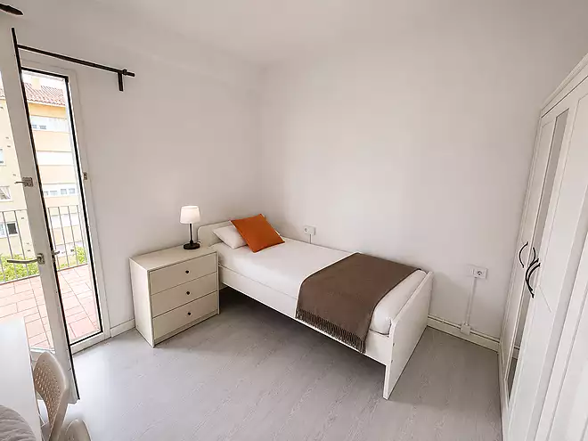 habitaci&oacute; individual amb terrassa a Carrer Major